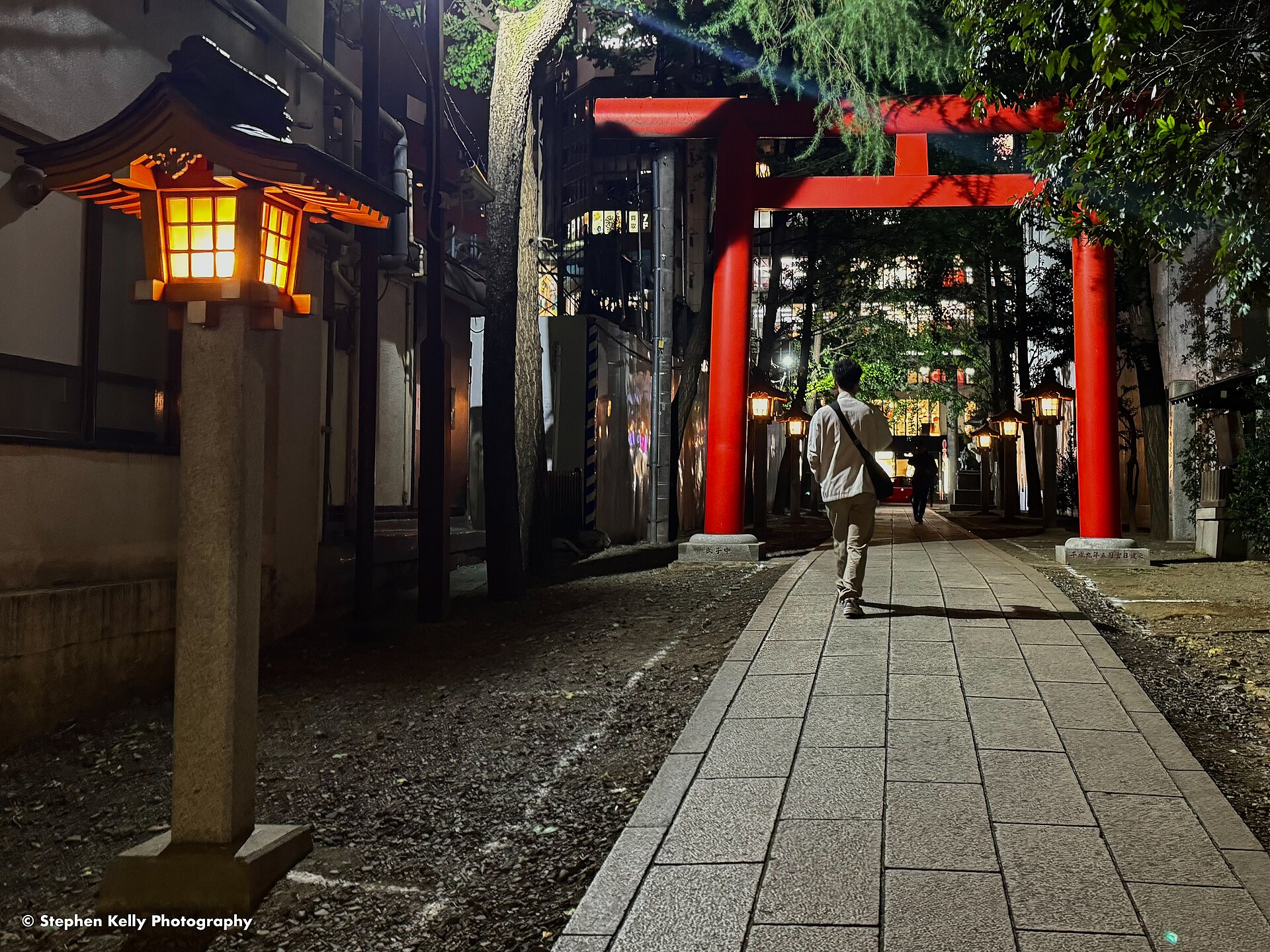 Hanazono Shrine at night